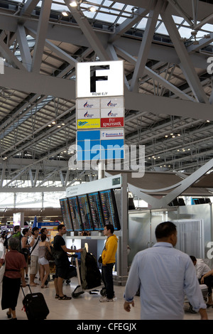 Les tableaux d'information sur la compagnie aérienne internationale hall de départ de l'aéroport de Suvarnabhumi (Bangkok - Thaïlande). Tableaux d'affichage. Banque D'Images