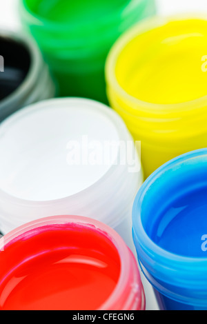 Ouvrir les récipients en plastique de la peinture dans des couleurs primaires Banque D'Images