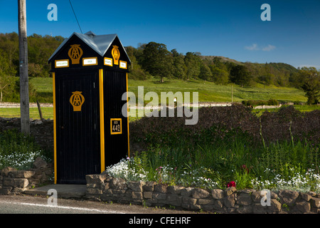 Royaume-uni, Angleterre, dans le Yorkshire, Wensleydale, Aysgarth, vintage AA route 442 téléphone numéro de kiosque Banque D'Images