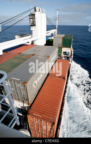 Conteneurs sur un navire, le RMS St Helena voyageant de Sainte-Hélène dans l'Atlantique Sud à Cape Town Afrique du Sud Banque D'Images