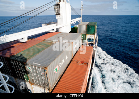 Conteneurs sur un navire, le RMS St Helena voyageant de Sainte-Hélène dans l'Atlantique Sud à Cape Town Afrique du Sud Banque D'Images