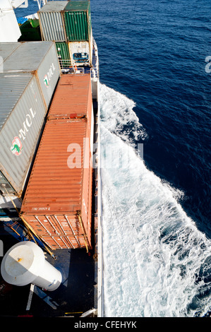 Conteneurs sur un navire, le RMS St Helena voyageant de Sainte-Hélène dans l'Atlantique Sud à Cape Town Afrique du Sud Banque D'Images