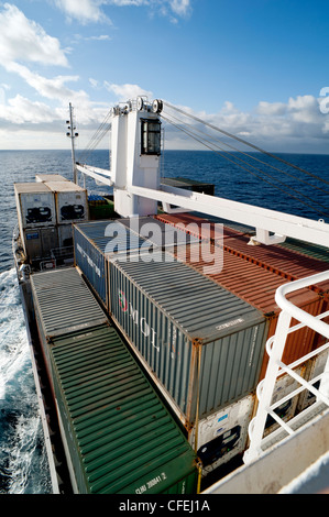 Conteneurs sur un navire, le RMS St Helena voyageant de Sainte-Hélène dans l'Atlantique Sud à Cape Town Afrique du Sud Banque D'Images