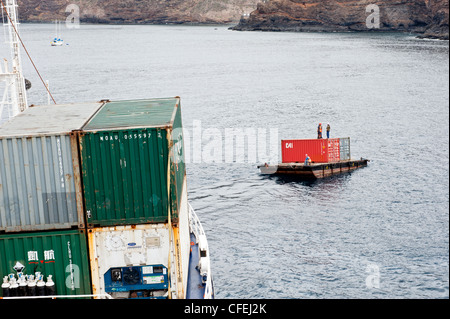 Conteneurs sur le RMS St Helena être déchargé à Jamestown Sainte-hélène dans l'Atlantique Sud Banque D'Images