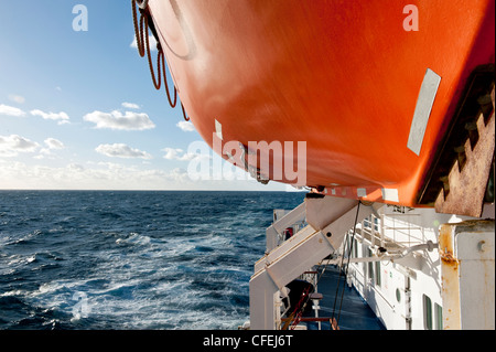 Sur un bateau de sauvetage, le RMS St Helena voyageant de Sainte-Hélène dans l'Atlantique Sud à Cape Town Afrique du Sud Banque D'Images