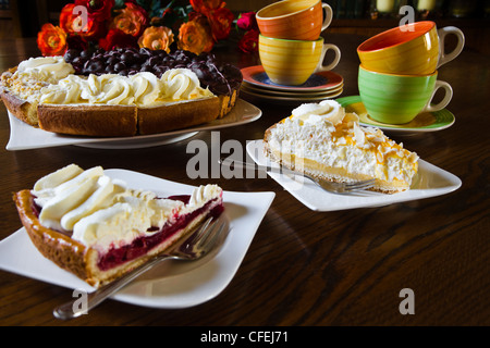 Pâtisserie néerlandaise différents ou flans limbourgeois avec tasses, mugs et fleurs prêt pour un parti - horizontal Banque D'Images