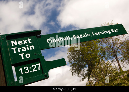 Royaume-uni, Angleterre, dans le Yorkshire, Leyburn, Wensleydale un quai de gare, prochain train à Finghall, Bedale, Leeming Bar sign Banque D'Images