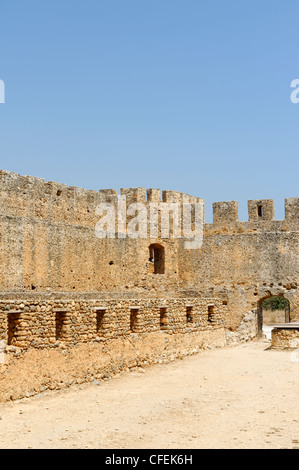 Vue sur la forteresse vénitienne de Frangokastello, sur la côte sud de la Crète, dans la province de La Canée. Banque D'Images