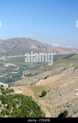 La Crète. La Grèce. Vue d'une éolienne ferme située en haut du centre de Chania province au-dessus de la vallée d'Agia Irini. Banque D'Images