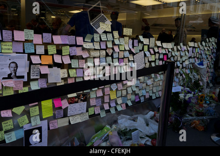 Post it note messages et fleurs à l'extérieur de l'Apple Store de San Francisco en l'honneur Streve Emplois après son décès Banque D'Images