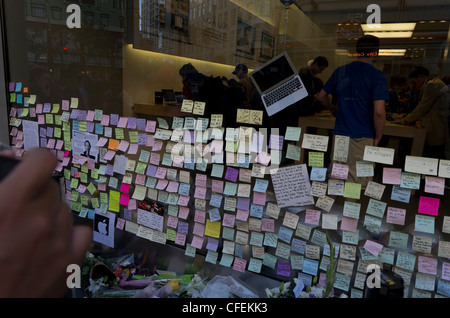 Post it note messages et fleurs à l'extérieur de l'Apple Store de San Francisco en l'honneur Streve Emplois après son décès Banque D'Images