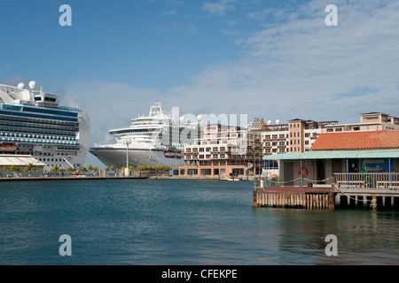 Le port de plaisance de la Renaissance et les navires de croisière amarré au terminal, Oranjestad, Aruba, les Caraïbes Banque D'Images