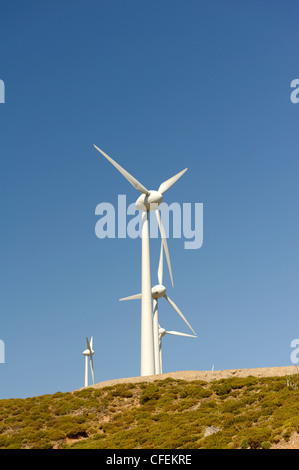 La Crète. La Grèce. Vue d'une éolienne ferme située en haut du centre de Chania province au-dessus de la vallée d'Agia Irini. Banque D'Images