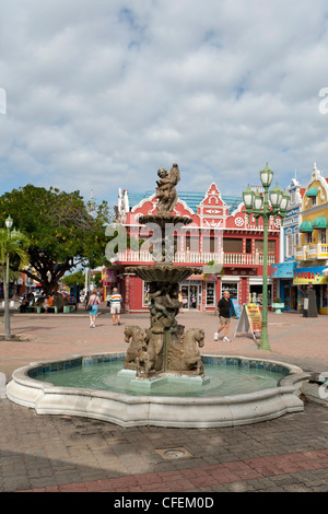 Fontaine dans la piscine shopping plaza à Oranjestad, Aruba, les Caraïbes Banque D'Images