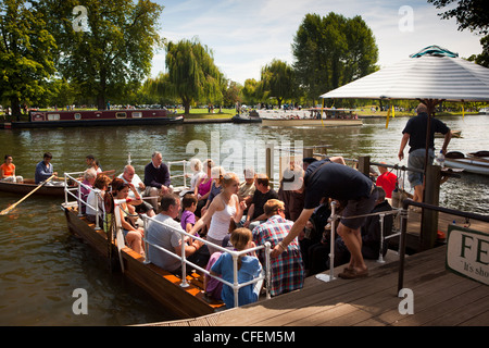 Le Warwickshire, Stratford sur Avon, les visiteurs qui traversent le fleuve Avon de traversiers de la chaîne Banque D'Images