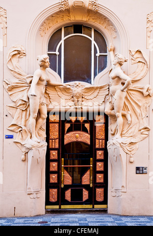 Deux sculptures au-dessus d'une porte dans la vieille ville de Prague, République Tchèque Banque D'Images