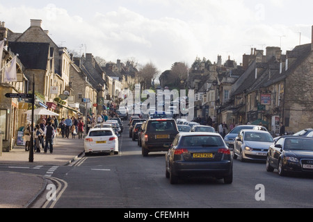 L'Angleterre est plus jolie petite ville médiévale à la passerelle Burford Cotswolds dans l'Oxfordshire Scène de rue Banque D'Images