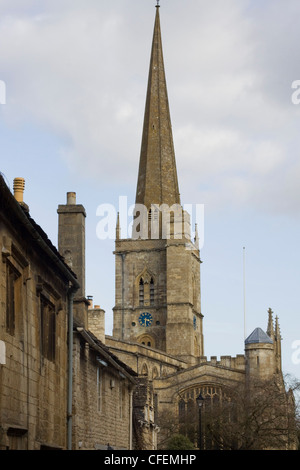 L'Angleterre est plus jolie petite ville médiévale à la passerelle Burford Cotswolds dans l'Oxfordshire rangée de cottages conduisant à l'église Banque D'Images