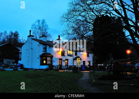 Soirée au Britannia Inn, Elterwater un pub typique de Lake District avec Feu de bois atmosphère conviviale et servant une cuisine copieuse, Lake District, Cumbria UK Banque D'Images