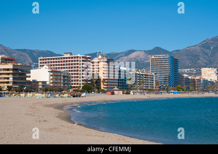 Plages à l'est du centre-ville de Fuengirola Costa del Sol Malaga Andalousie Espagne la région Europe Banque D'Images