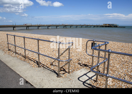 Jetée de Deal, dans le Kent vue à travers les rails de sécurité chrome sur la promenade, l'ensemble de la plage de galets Banque D'Images