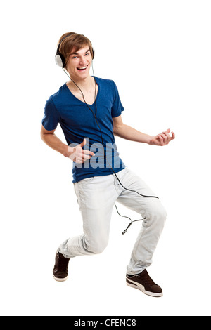 Portrait d'un beau jeune homme de la danse et l'écoute de la musique, isolé sur fond blanc Banque D'Images