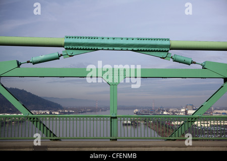 Garde-corps vert Saint John's Bridge avec vue sur l'une de la rivière Willamette dans un fond Banque D'Images