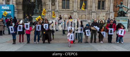 Paris, France, l'énergie nucléaire ont manifesté sur les militants Anniversaire de catastrophe de Fukushima, les Français, les enfants, s'opposant, tenant l'affiche de protestation Français Banque D'Images