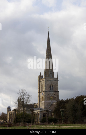 L'Angleterre est plus jolie petite ville médiévale à la passerelle Burford Cotswolds dans l'Oxfordshire St Johns Church Banque D'Images