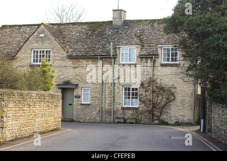 L'Angleterre est plus jolie petite ville médiévale à la passerelle Burford Cotswolds dans l'Oxfordshire Road et de cottages en pierre Banque D'Images