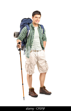 Portrait d'un randonneur avec sac à dos et des bâtons de marche posant isolé sur fond blanc Banque D'Images