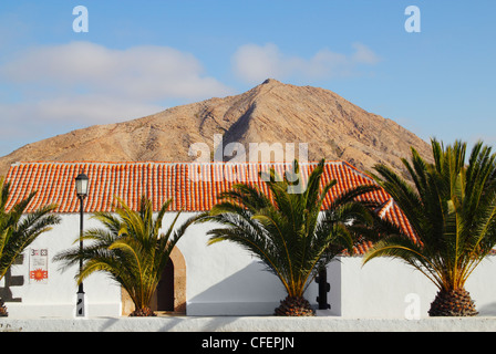 Église de la Virgen de la Caridad inTindaya avec village montagne Tindaya en arrière-plan. Fuerteventura, Îles Canaries, Espagne Banque D'Images