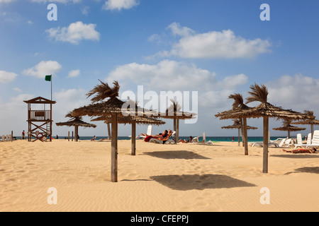 Praia de Chaves, Boa Vista, Cap Vert. Resort de parasols et des gens en train de bronzer sur une plage de sable fin en février Banque D'Images