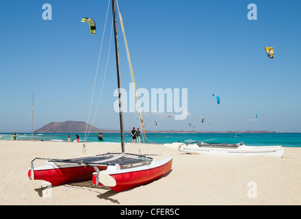 Le kitesurf à partir de la plage de Corralejo, avec l'île de Lobos en arrière-plan. Fuerteventura, Îles Canaries, Espagne Banque D'Images
