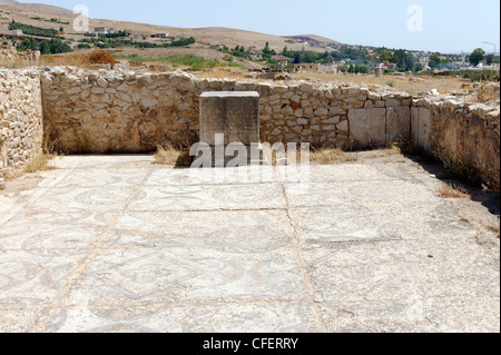 Bulla Regia. La Tunisie. Avis de MOSAIC a ouvert avec monument en pierre avec l'inscription du texte à l'intérieur de l'enceinte une fois grand que Banque D'Images