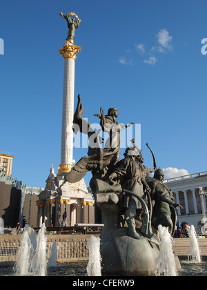 La place de l'indépendance avec l'indépendance Momument et le monument aux fondateurs de Kiev à Kiev, Ukraine Banque D'Images