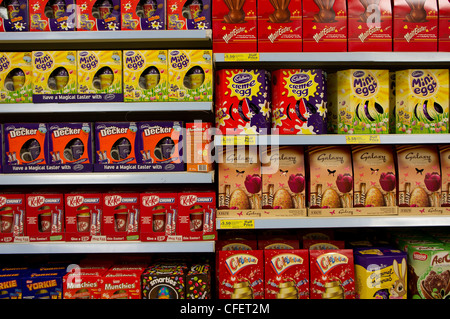 Les oeufs de pâques en chocolat en vente dans un supermarché au Royaume-Uni Banque D'Images