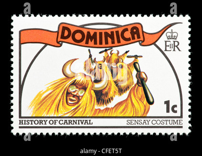 Timbre-poste de Dominique représentant un costume sensay pour le carnaval. Banque D'Images