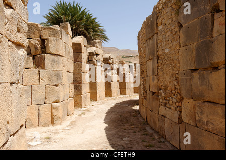 Bulla Regia. La Tunisie. Vue de l'arrière de la petite et l'ancien théâtre romain bien conservé construit au 4ème siècle dans le Banque D'Images