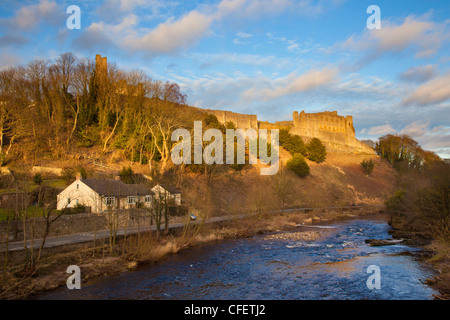 Château de Richmond sur les rives de la rivière Swale près de Sunset, Richmond Richmondshire, North Yorkshire, UK Banque D'Images