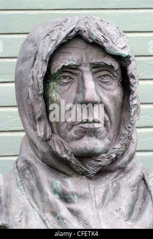 Norvège - TROMSO Le musée polaire buste en bronze de Roald Amundsen Banque D'Images