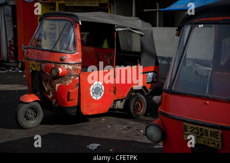 Trois roues Bajaj scooter stationné dans la ville de Jakarta en Java, le Pacifique Sud, l'Indonésie, l'Asie du Sud-Est, l'Asie. Banque D'Images