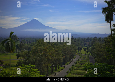 Volcan Merapi depuis le sommet de Borobudur Temple, Dieng road, Java, le Pacifique Sud, l'Indonésie, l'Asie du Sud-Est, l'Asie. Banque D'Images