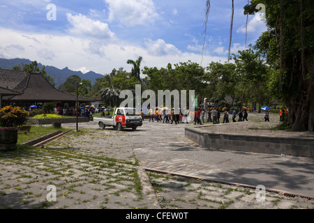 Carré avec boutique et magasins de souvenirs en temple de Borobudur, à Java, en Indonésie, du Pacifique Sud, l'Asie. Banque D'Images