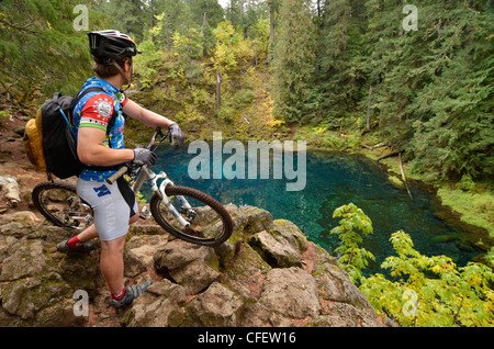 Vélo de montagne donnant sur Tamoltch sur piscine Oregon's McKenzie River Trail. Banque D'Images