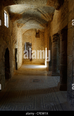 Bulla Regia. La Tunisie. Vue sur le couloir décoré de sous-sol à la villa romaine connue sous le nom de la maison d'Amphitrite. La mise en surbrillance Banque D'Images