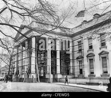 Maison blanche recevant sa baignoire annuel - Constructions autour de l'Amérique du portique d'entrée de la Maison Blanche, vers 1925 Banque D'Images