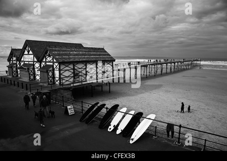 Marseille Pier en noir et blanc avec des planches de surf dans l'avant-plan Banque D'Images