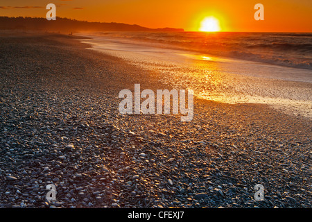 Coucher du soleil sur la plage de Gillespies près de Fox Glacier, Westland Tai Poutini National Park, côte ouest, île du Sud, Nouvelle-Zélande. Banque D'Images