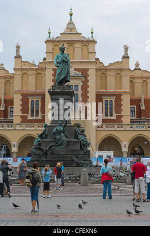 Statue de Adam Mickiewicz, Place du marché, de la vieille ville, Cracovie, Cracovie, province de Malopolska, Lesser Poland Voivodeship, Pologne Banque D'Images